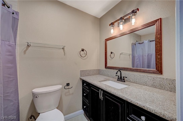 bathroom featuring a shower with curtain, vanity, and toilet