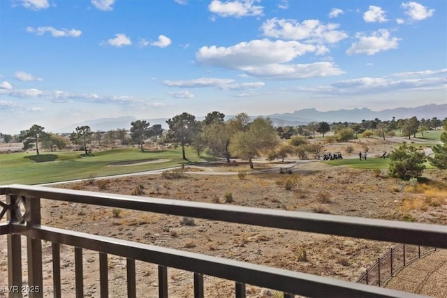 view of yard featuring a mountain view