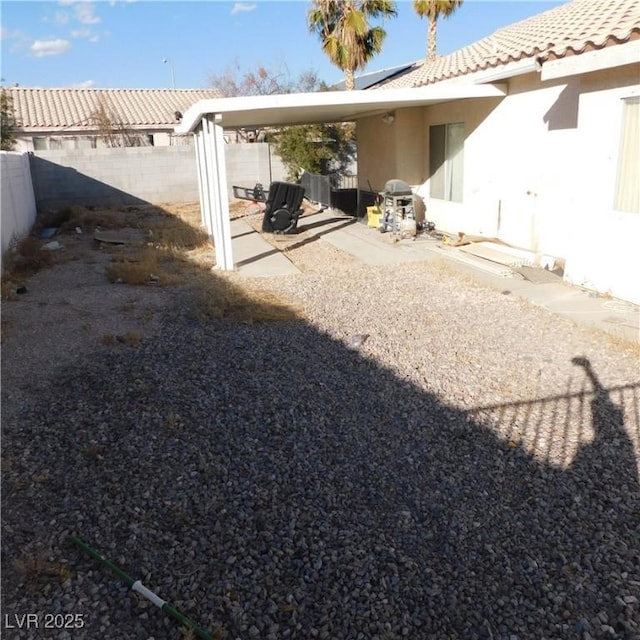 view of yard featuring a patio area