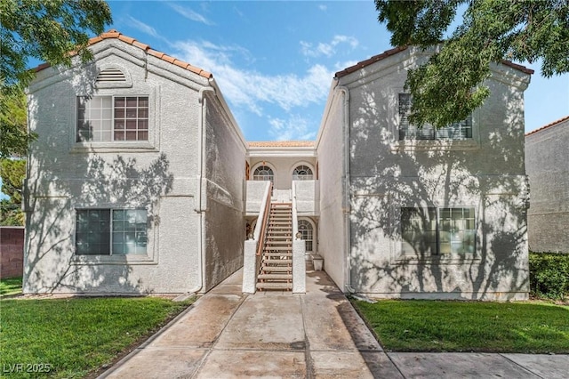 view of front facade featuring a front lawn