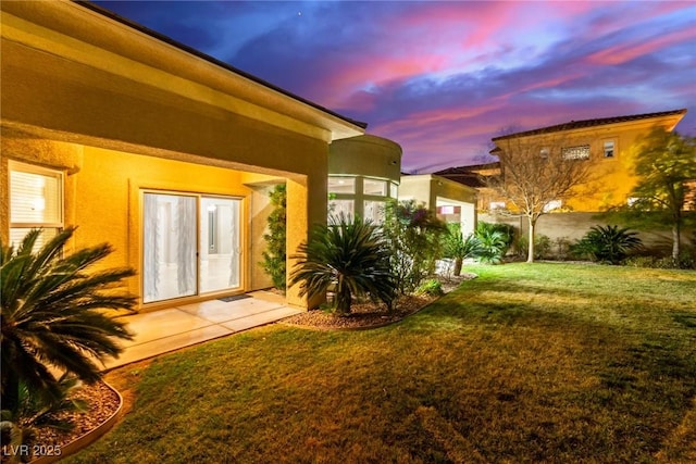 view of yard at dusk