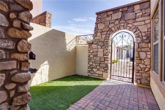 view of yard featuring a gate