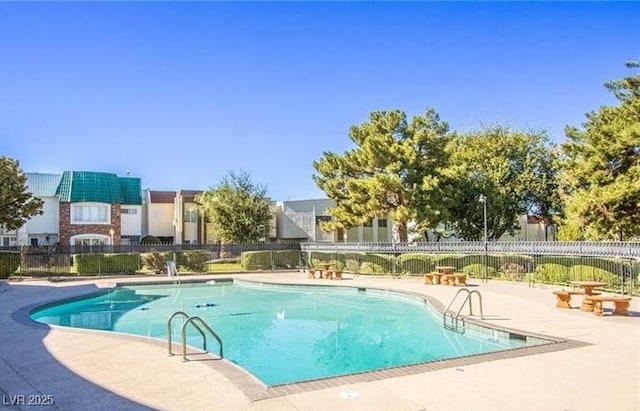 3473 Monte Carlo Dr, Las Vegas, NV 89121 - community pool with a patio