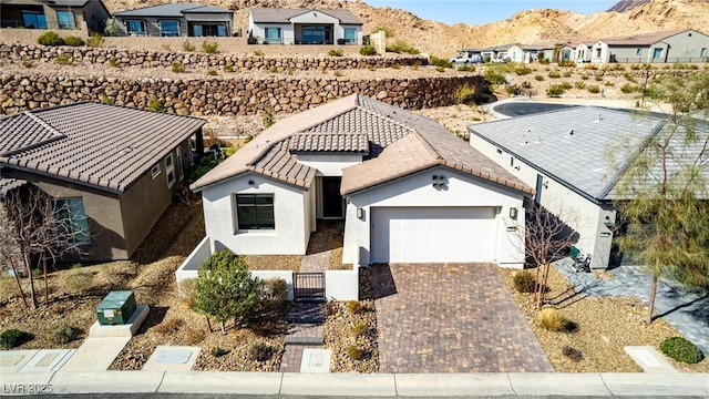 birds eye view of property featuring a mountain view