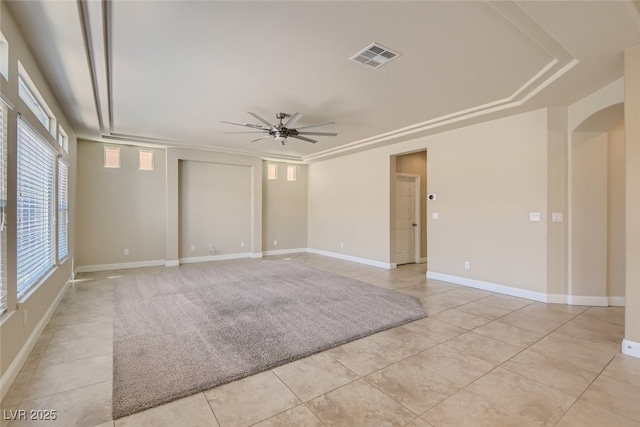 carpeted spare room featuring ceiling fan and a tray ceiling