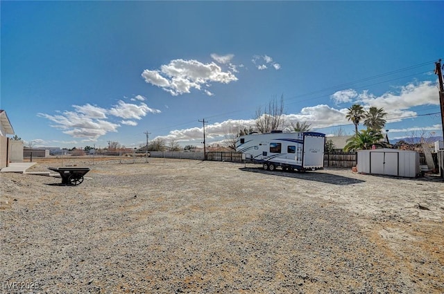 view of yard featuring a storage shed