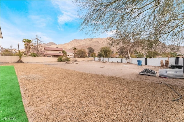 view of yard featuring a mountain view