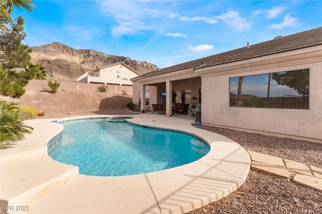 view of pool featuring a fenced in pool, outdoor lounge area, a patio area, a mountain view, and fence private yard