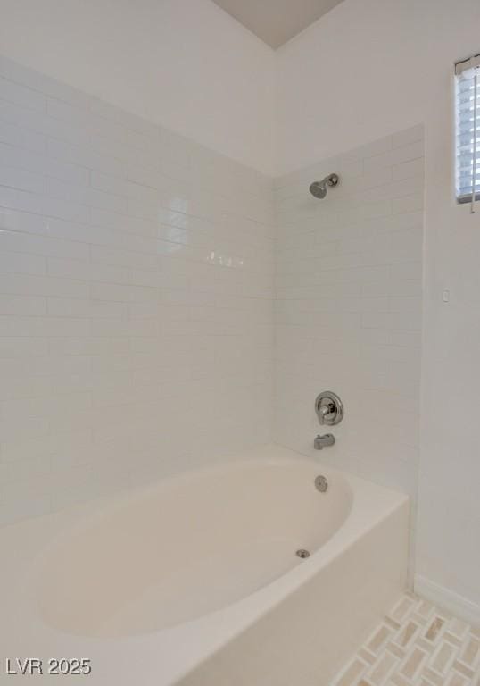 bathroom with tiled shower / bath combo