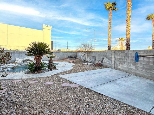 view of yard featuring a patio area