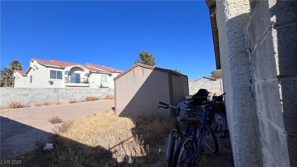 view of yard with a shed