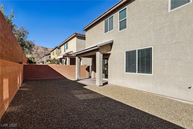 view of yard featuring a patio area