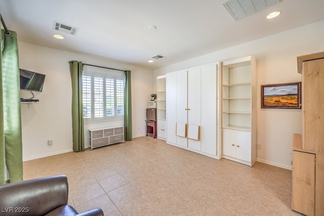 living area featuring baseboards, visible vents, and recessed lighting