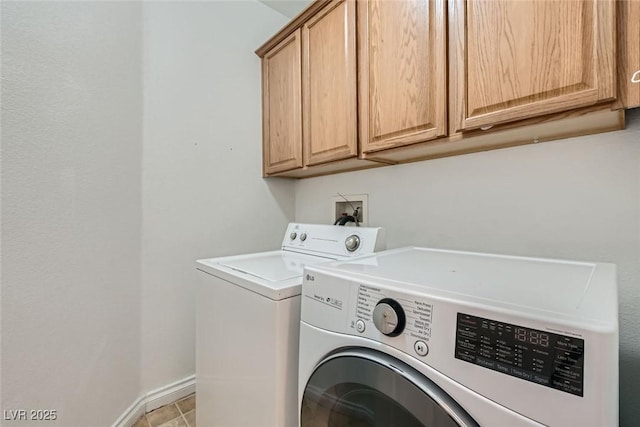 laundry room with cabinets and independent washer and dryer