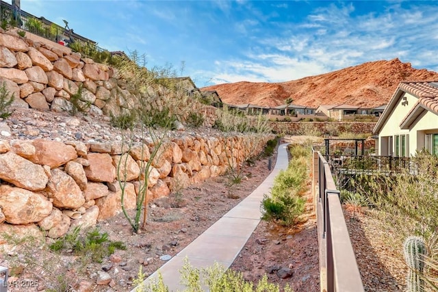 view of yard with a mountain view