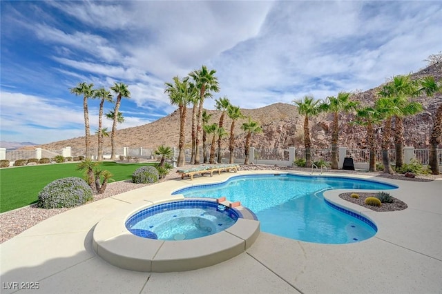 view of pool featuring an in ground hot tub, a mountain view, and a yard