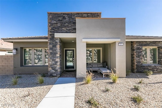 property entrance featuring an outdoor hangout area