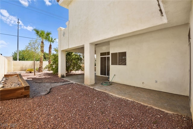 view of yard featuring a patio area