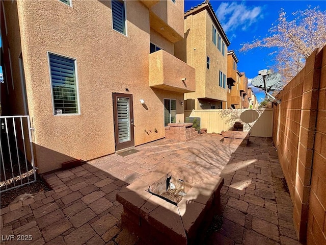 view of patio with an outdoor fire pit