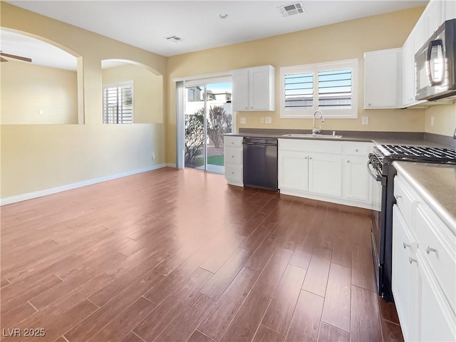 kitchen featuring sink, ceiling fan, white cabinetry, black appliances, and dark hardwood / wood-style flooring