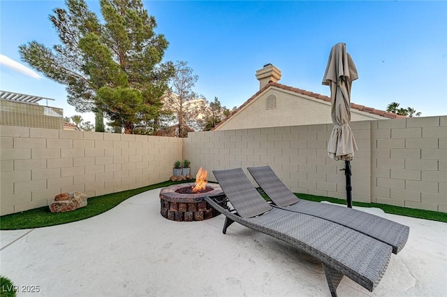 view of patio featuring a fire pit