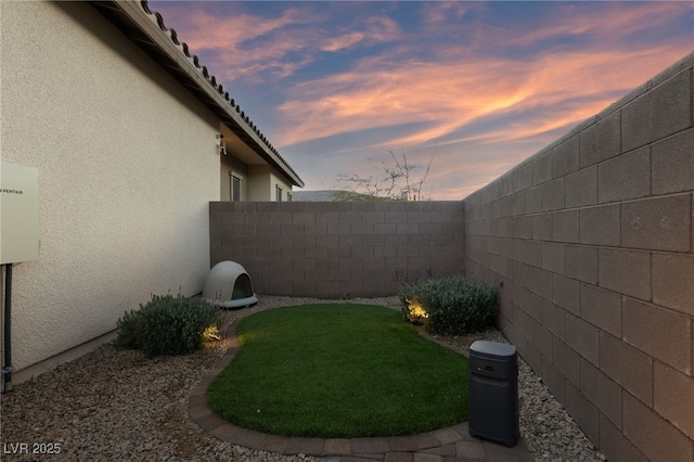 view of yard at dusk