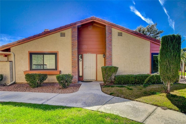 view of front of property with a front yard