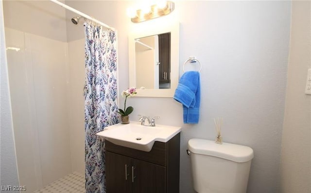 full bathroom featuring toilet, a shower with curtain, and vanity