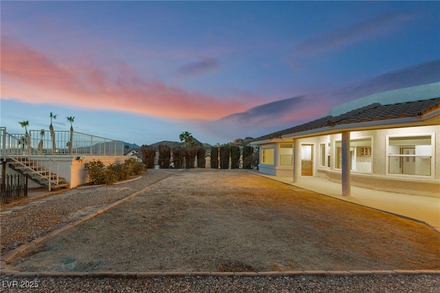 view of yard at dusk