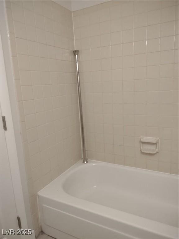 bathroom with tiled shower / bath