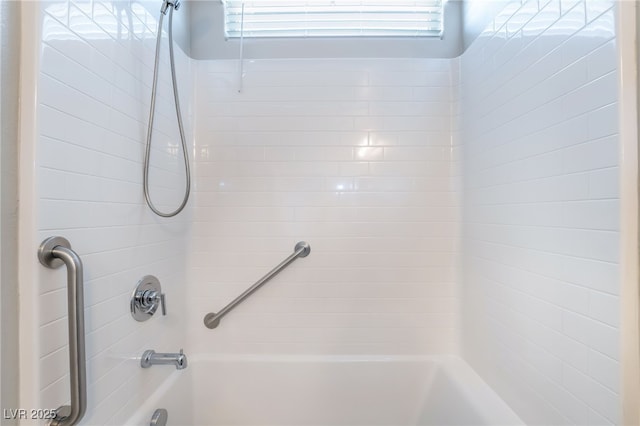 bathroom featuring tiled shower / bath