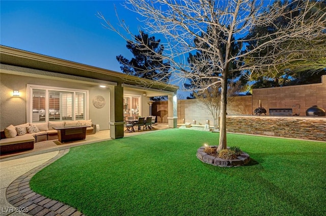 view of yard featuring an outdoor hangout area and a patio area