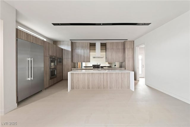 kitchen with appliances with stainless steel finishes, sink, and an island with sink