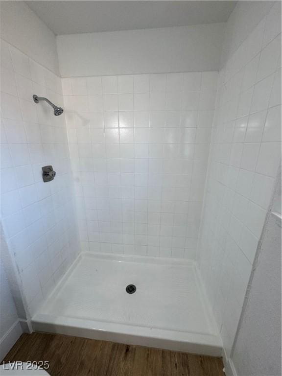 bathroom featuring a tile shower