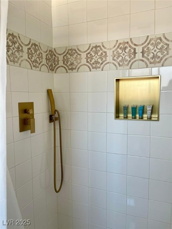 bathroom featuring a tile shower