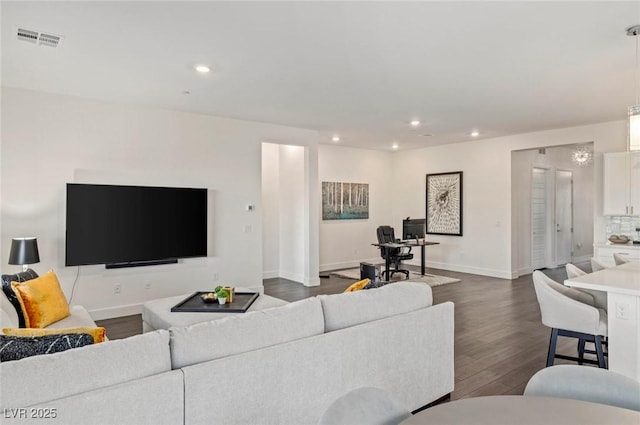 living room featuring dark wood-type flooring, recessed lighting, visible vents, and baseboards