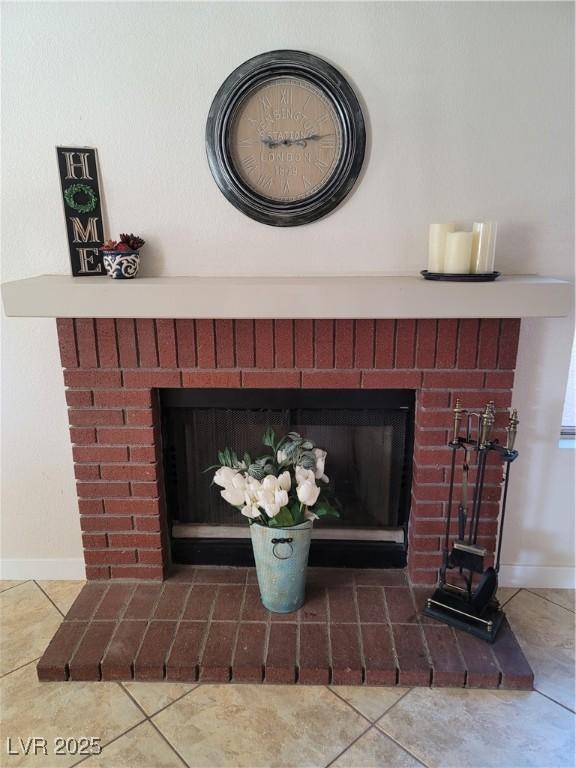 room details featuring a fireplace