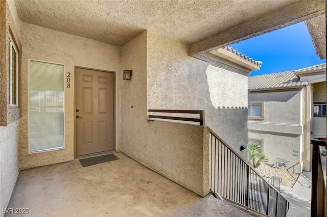 property entrance featuring a balcony