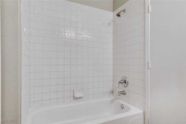 bathroom featuring tiled shower / bath combo