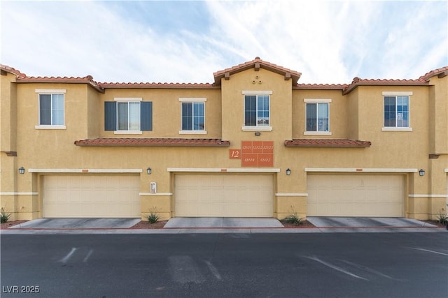 view of front facade featuring a garage