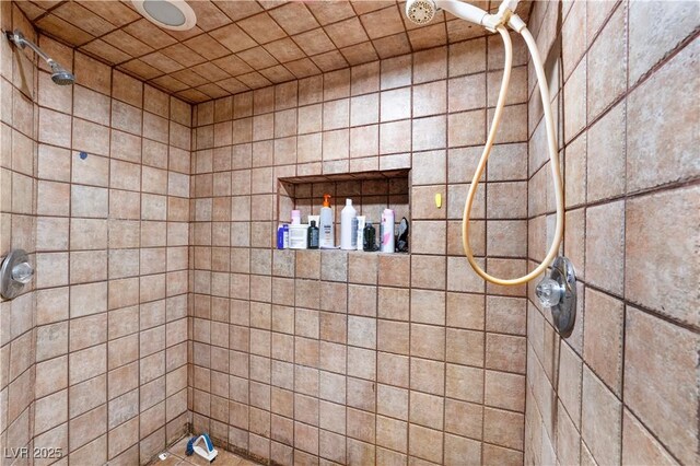 bathroom featuring tiled shower