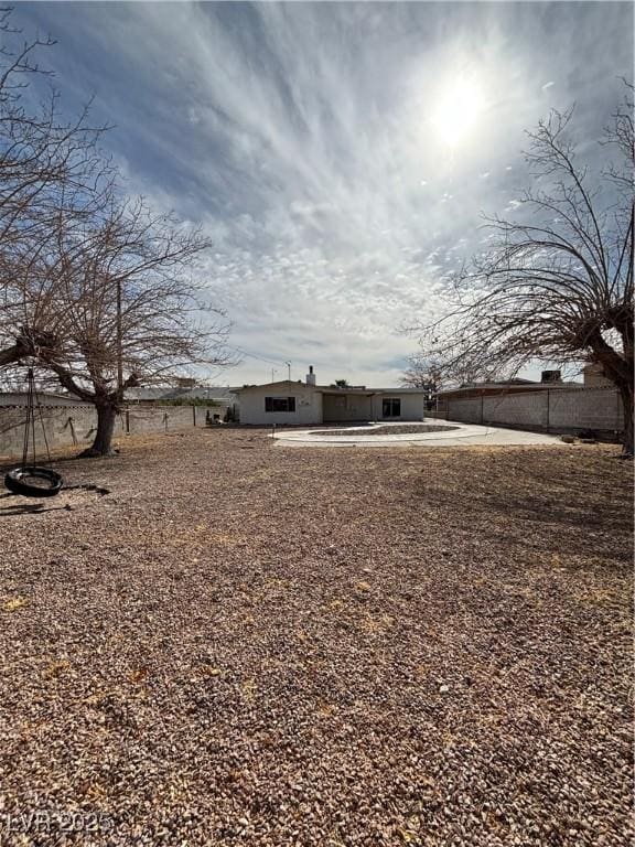 view of yard featuring a patio