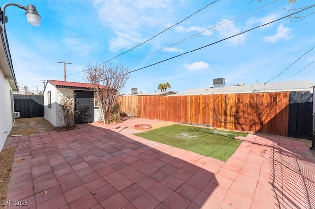 view of patio featuring an outdoor fire pit