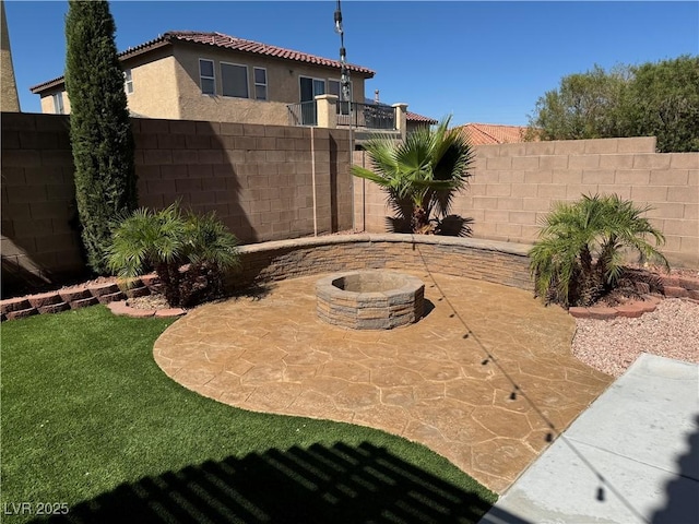 view of yard featuring a patio area and an outdoor fire pit