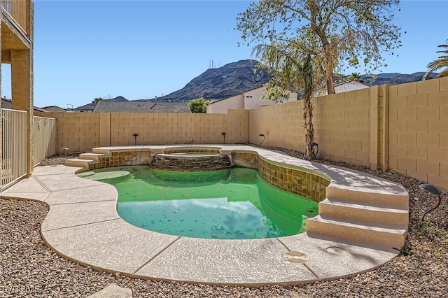 view of swimming pool featuring an in ground hot tub and a mountain view