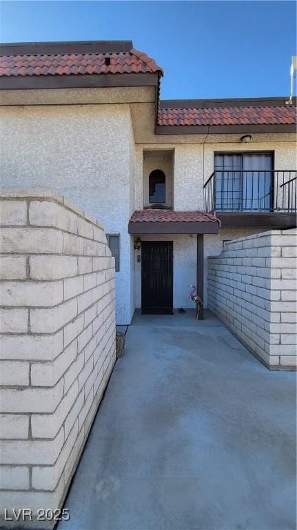 entrance to property featuring a balcony