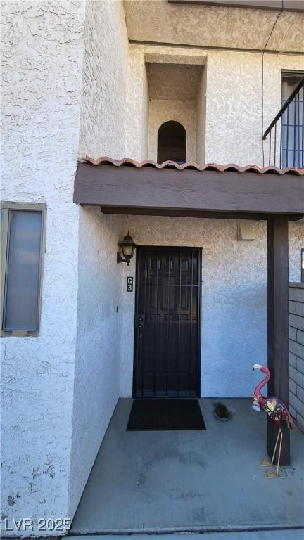 property entrance featuring a balcony