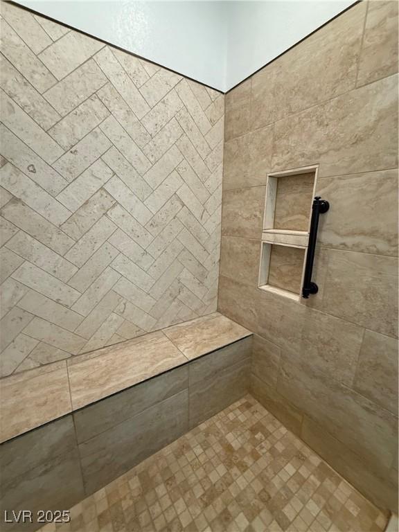 full bathroom featuring a tile shower