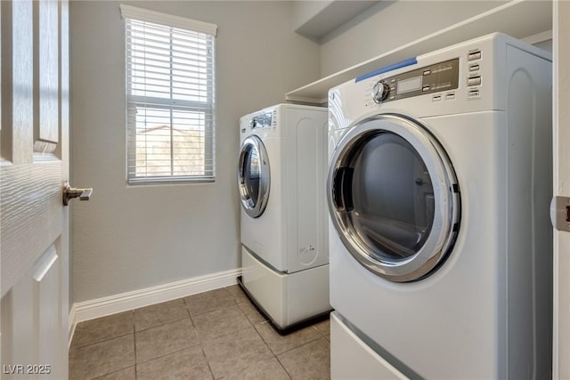 washroom featuring light tile patterned floors and washer and clothes dryer