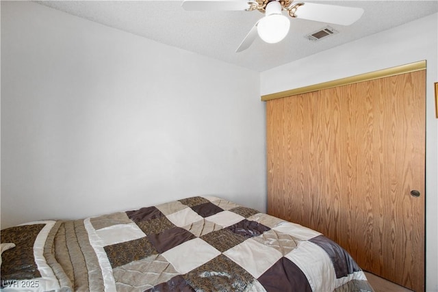 bedroom featuring a textured ceiling, a closet, and ceiling fan